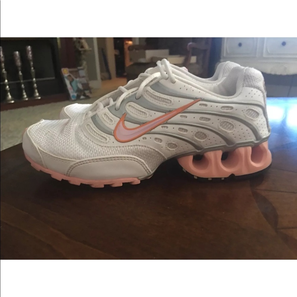 NWOT Women’s Nike tennis shoes Sz 6